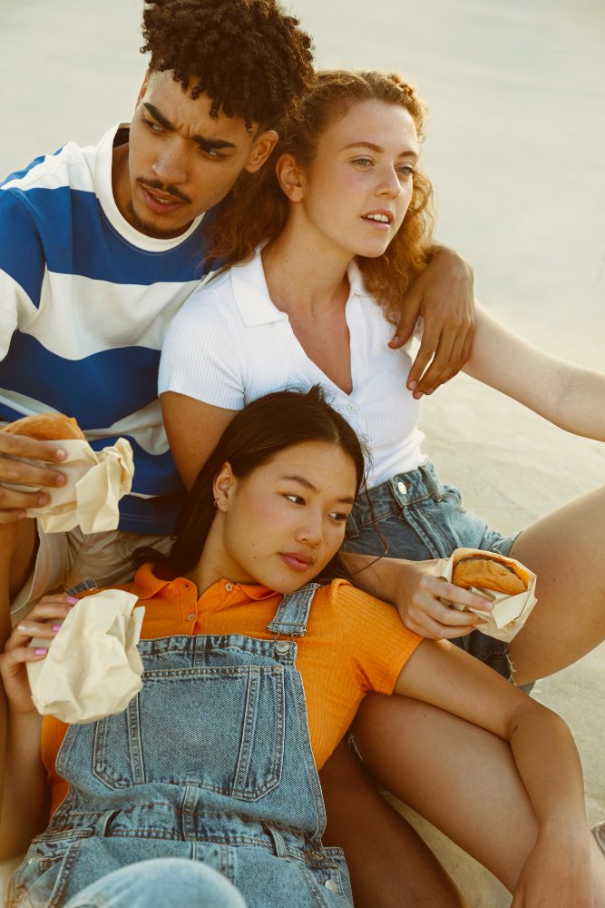 Pessoas aproveitando um dia de lazer juntas.