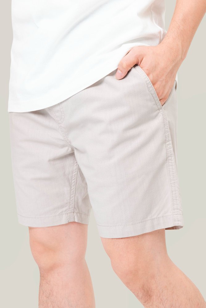 Short masculino claro com bolso lateral.