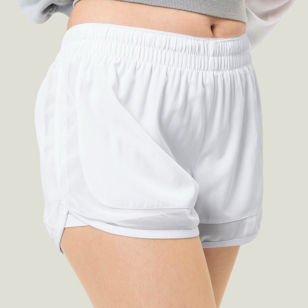 Short feminino branco com detalhe em tela.