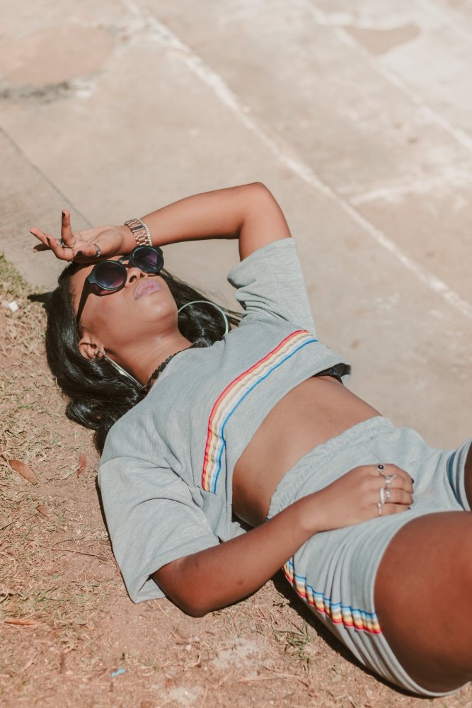 Look confortável em tons de azul.